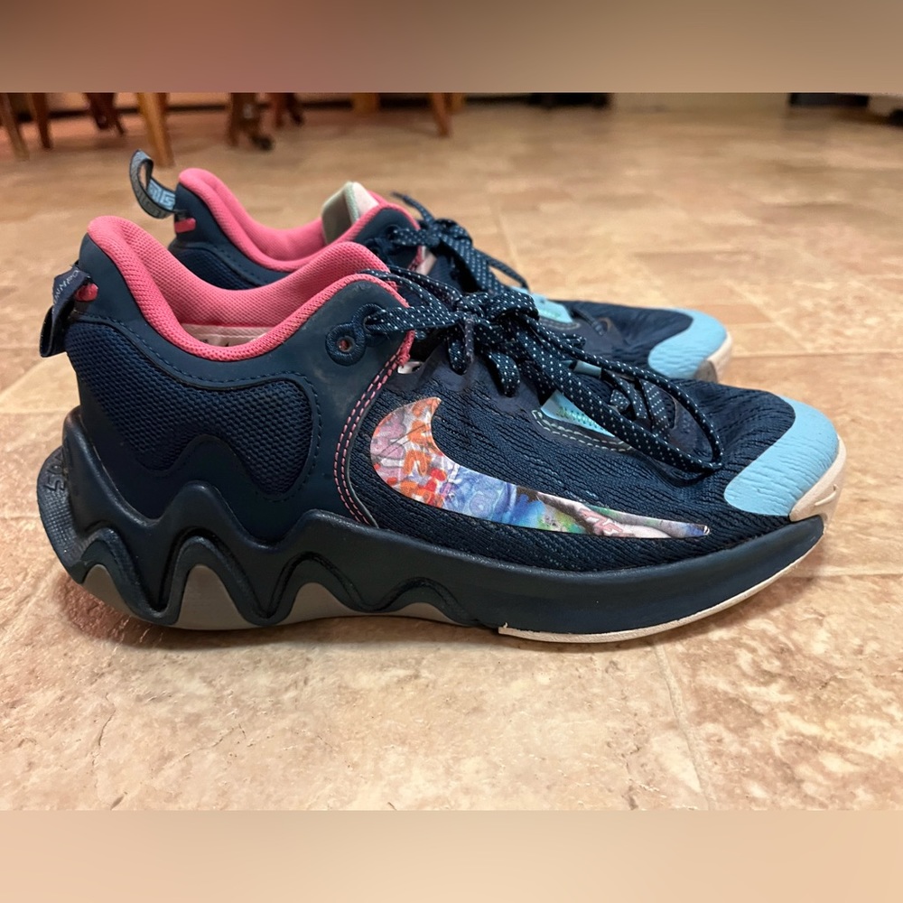 Big kids Nike Gianni’s basketball sneakers